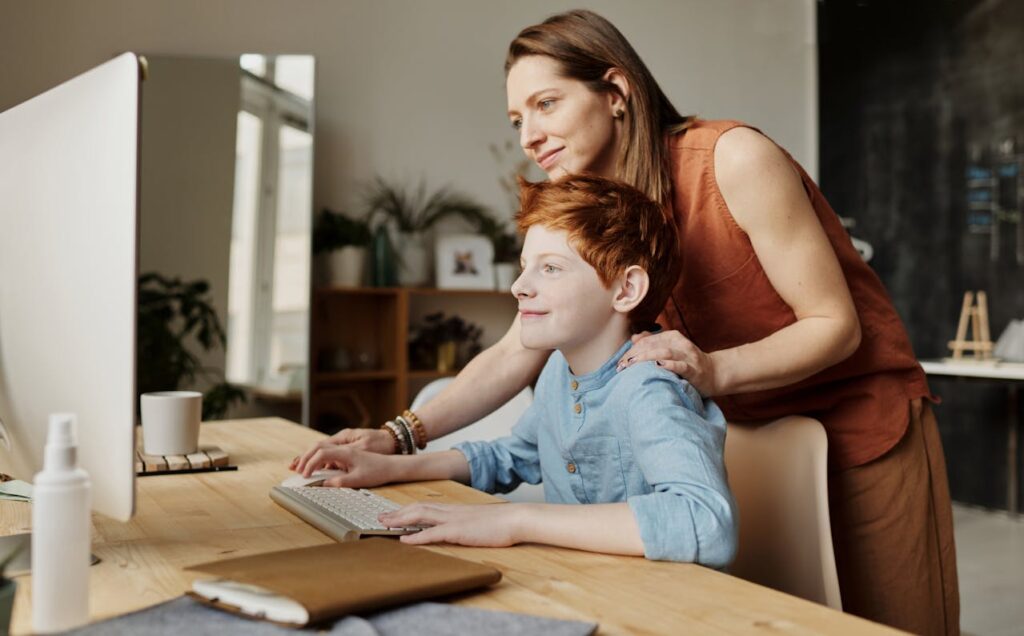 Mutter und Sohn am Bildschirm Als Schüler Webseiten bauen Vor- und Nachteile