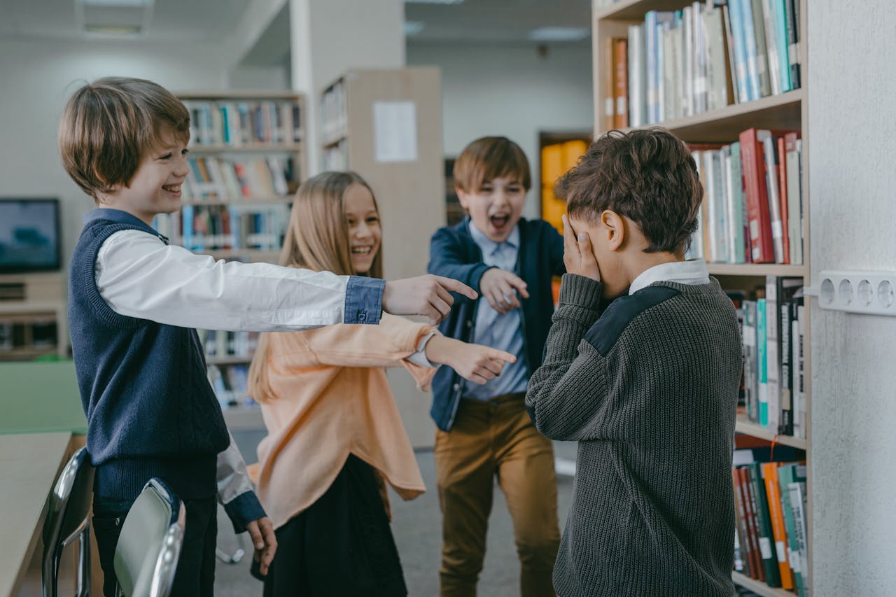 Kind wird in Schule geärgert Hat Mobbing in den letzten Jahren zugenommen