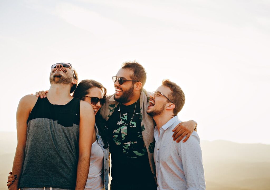 Freunde lachen glücklich Ausgrenzung im Freundeskreis Was kann helfen