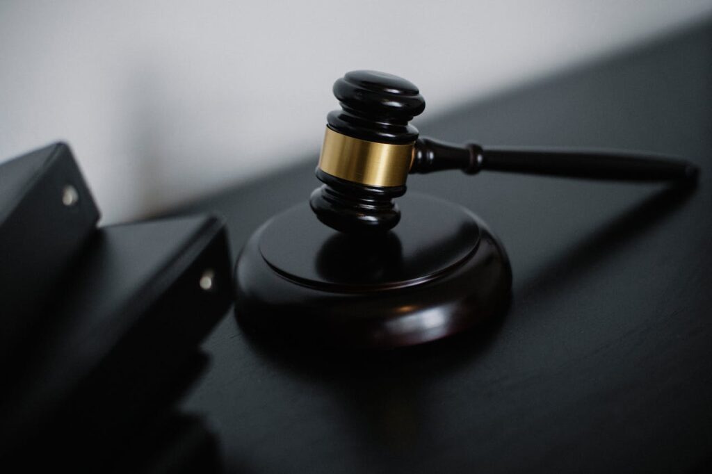 Richter Recht Hammer Jugendstrafrecht im Kontext Mobbing – Wenn verletzende Worte strafbar werden