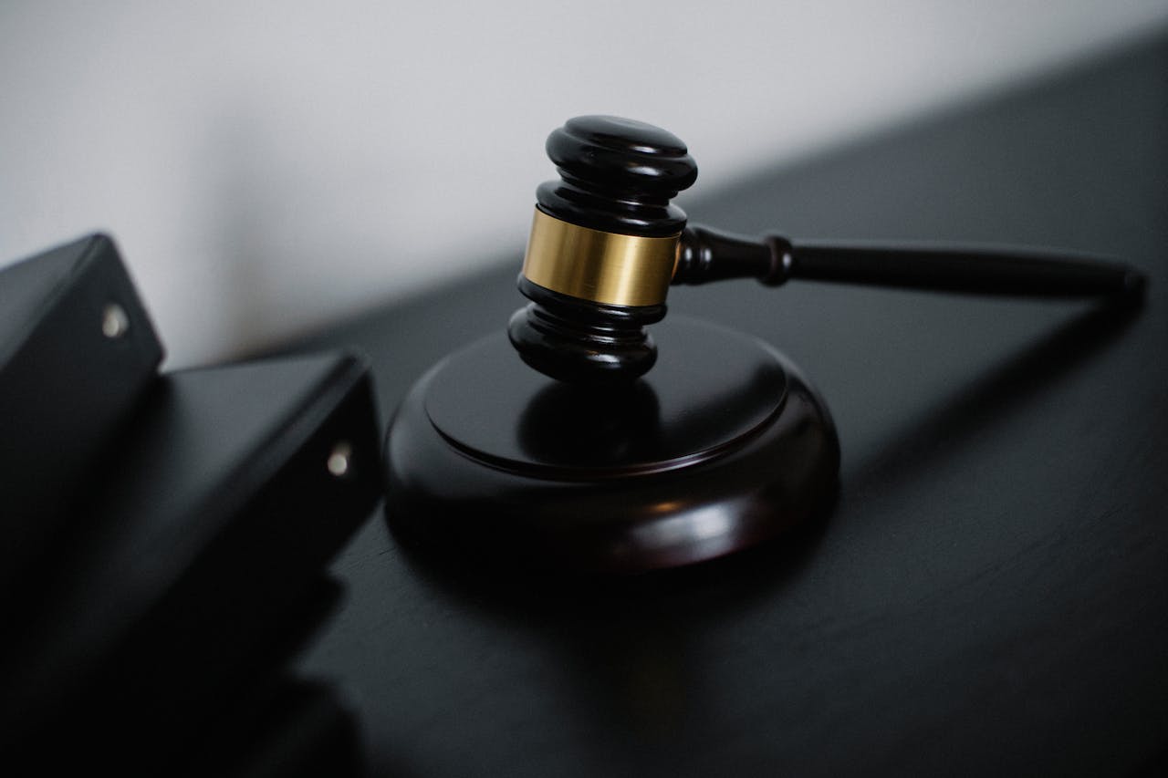 Richter Recht Hammer Jugendstrafrecht im Kontext Mobbing – Wenn verletzende Worte strafbar werden