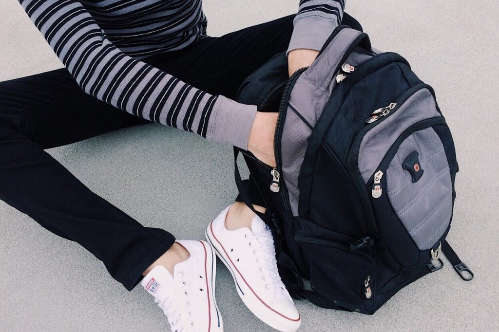Schüler packt Rucksack Schulranzen-Test Was muss ein robuster Schulranzen aushalten