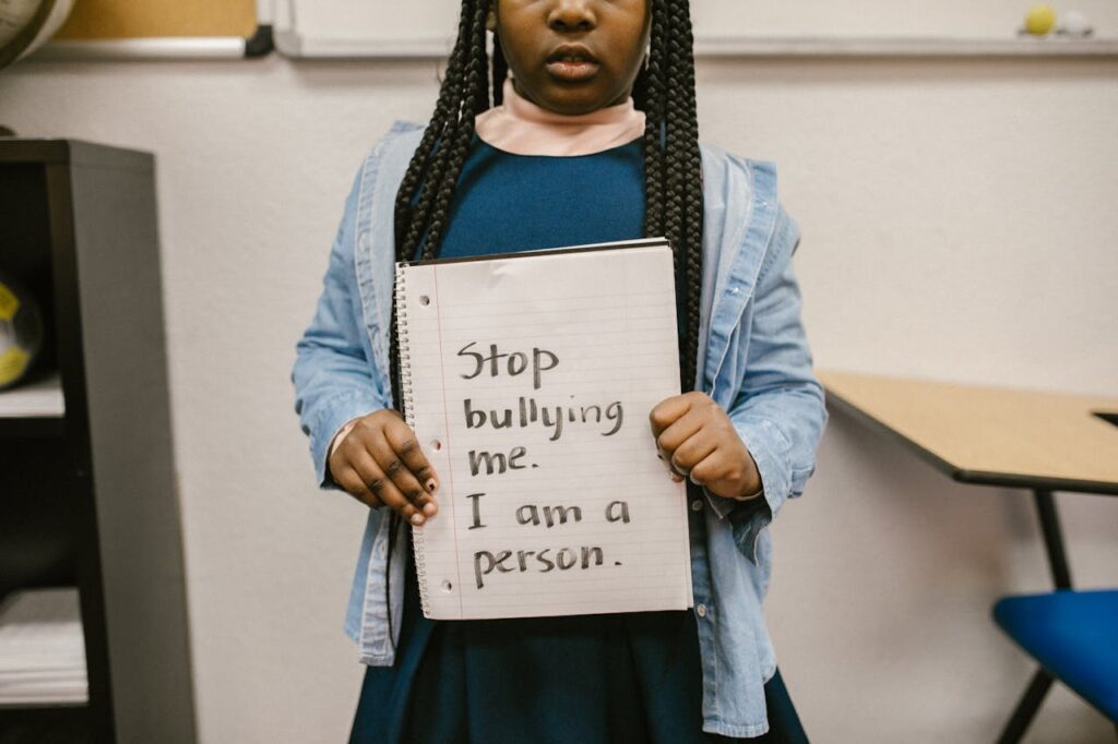 Afroamerikanische Schülerin Anti Mobbing Schild Maßnahmen gegen Mobbing – So wehrt man sich